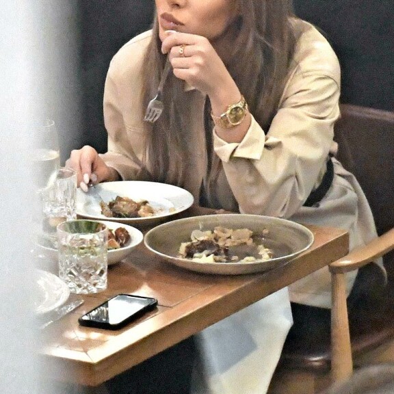 Viime lauantaina Sofia illasti Helsingissä ravintola Brondassa. Ranteessa hänellä oli yhä Stefun ostama kallis Rolex. Viime lauantaina Sofia illasti Helsingissä ravintola Brondassa. Ranteessa hänellä oli yhä Stefun ostama kallis Rolex.