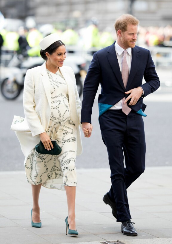 Meghan raskaana odottaessaan Archieta vuonna 2019. Ja tosiaan, hän sekä muutkin hovin naiset edustivat ja yhä edustavat hovia korkeissa koroissa aina, kun näyttäytyä täytyy.