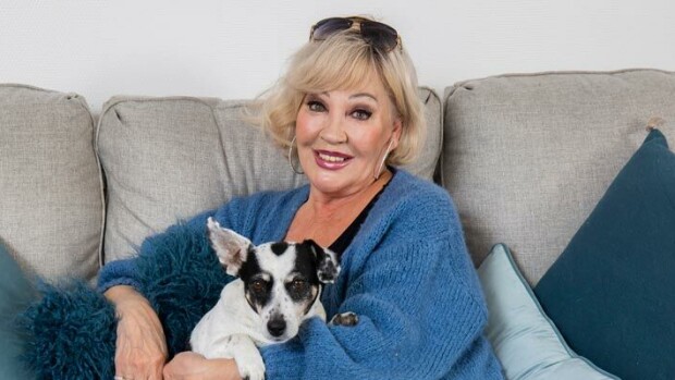 Sohva sisään ikkunasta! Hannele Lauri laittoi kotinsa sisustuksen uusiksi – kuvat! Hannele Lauri