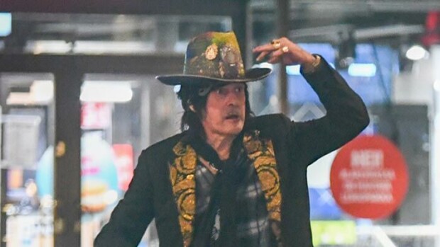 Liukasteli oksennuksessa! Andy McCoy toikkaroi kohumaskikauppias Onni Sarmasteen jahdilla – paparazzikuvat Seiskassa! Andy McCoy