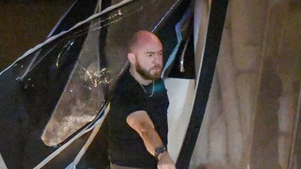 Juhlavieras pinkoi karkuun! Onni Sarmaste järjesti villit synttärit: hurjistunut maskikauppias heitti miehen ulos ökyjahdiltaan – kuva! Onni Sarmaste