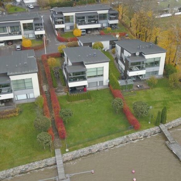 Ville Tapion omistaman talon naapurustossa on lukuisia samanlaisia luksusasuntoja. Ville Tapion omistaman talon naapurustossa on lukuisia samanlaisia luksusasuntoja.