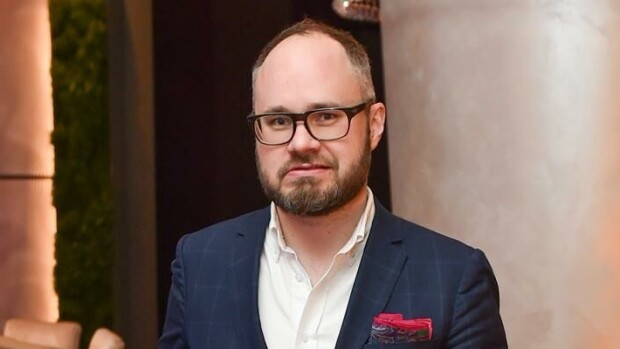 Oho! Kohutoimittaja Tuomas Enbuske rikkoi somehiljaisuuden arkisella perhekuvalla - katso! Tuomas Enbuske