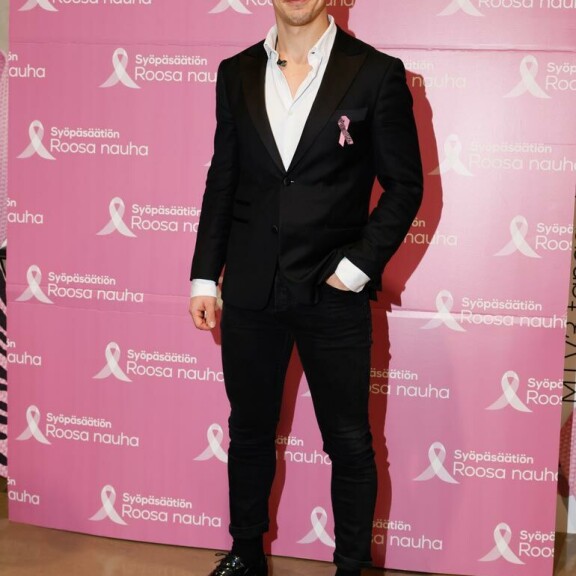 Seikkailijakaunotar Lotta Hintsa viihtyy sinkkuna – ”Tämä missi ei etsi jääkiekkoilijaa” Konsta Hietanen