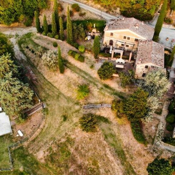 Elina vietti ystävänsä kanssa autuaita onnenpäiviä Toscanan sydämessä sijaitsevassa luksusvillassa. Elina vietti ystävänsä kanssa autuaita onnenpäiviä Toscanan sydämessä sijaitsevassa luksusvillassa.