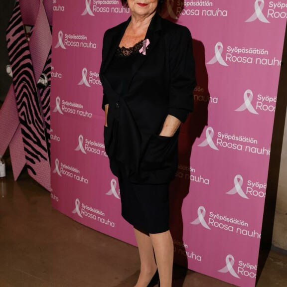 Seikkailijakaunotar Lotta Hintsa viihtyy sinkkuna – ”Tämä missi ei etsi jääkiekkoilijaa” Pirkko Mannola