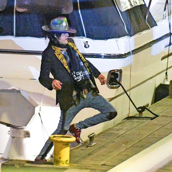 Takanoja, etunoja ja näyttävä loikka laiturille. Eritteistä huolimatta Andy McCoy hyödynsi vuosikymmenten kokemustaan lavaloikinnasta. Takanoja, etunoja ja näyttävä loikka laiturille. Eritteistä huolimatta Andy McCoy hyödynsi vuosikymmenten kokemustaan lavaloikinnasta.