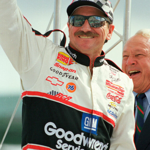 Dale Earnhardt menehtyi vuonna 2001 Nascar-kilpailun törmäyksessä.; dale Earnhart viikset