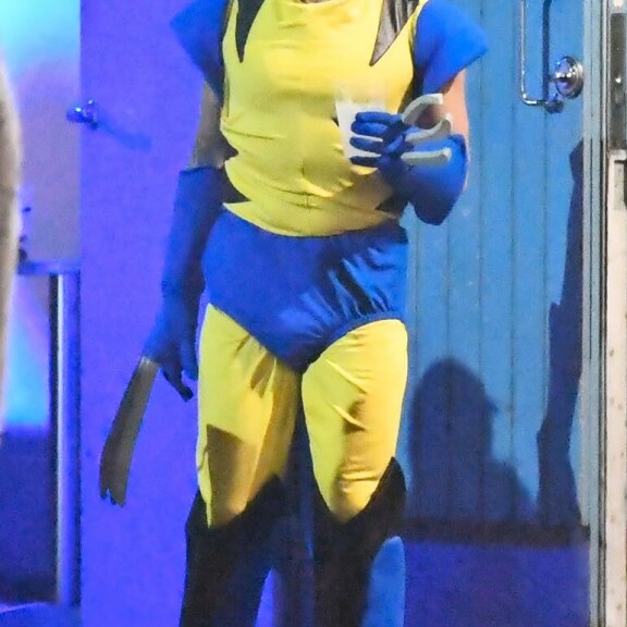 Sini Sabotage yllätti kuumalla pepputanssilla, Shirly Karvinen paljastui himobilettäjäksi – paparazzikuvat julkkiskaunotarten hyytävistä juhlista! Uniikki