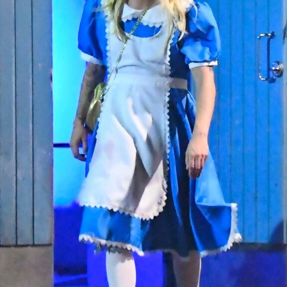 Sini Sabotage yllätti kuumalla pepputanssilla, Shirly Karvinen paljastui himobilettäjäksi – paparazzikuvat julkkiskaunotarten hyytävistä juhlista! Joonas Wörlin