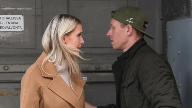 Paparazzikuvat julki! Metti Forssell pauhasi miehelleen porttikongissa – Mikaelin ranteessa komeili 45 000 euron Rolex! Metti ja Mikael Forssell