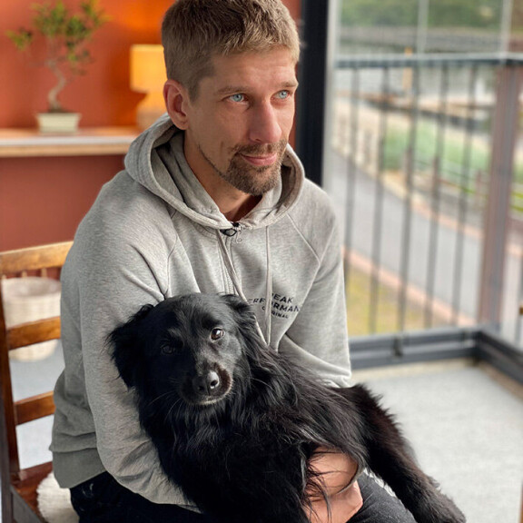 Lauri Salovaara on järjestänyt kahden koiransa kanssa asuvalle Jaakko Jääskeläiselle yllätyksiä. L