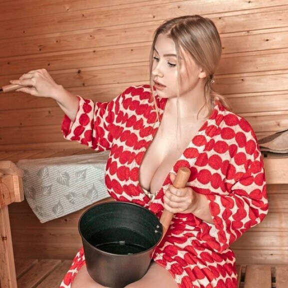 Pasha Pozdniakovan arvokaksion sydän on luonnollisesti sauna. – En voisi ikinä muuttaa asuntoon, jossa ei pääse löylyttelemään, hän tuumii Marimekon kylpytakissaan. Pasha Pozdniakovan arvokaksion sydän on luonnollisesti sauna. – En voisi ikinä muuttaa asuntoon, jossa ei pääse löylyttelemään, hän tuumii Marimekon kylpytakissaan.