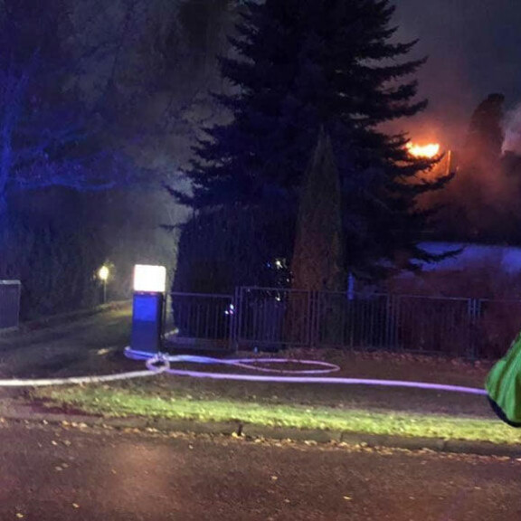 Tältä tulipalo näytti Bernerin kotitieltä käsin lauantai-iltana. Lukijan kuva. Anne Bernerin kotitilan tulipalo.