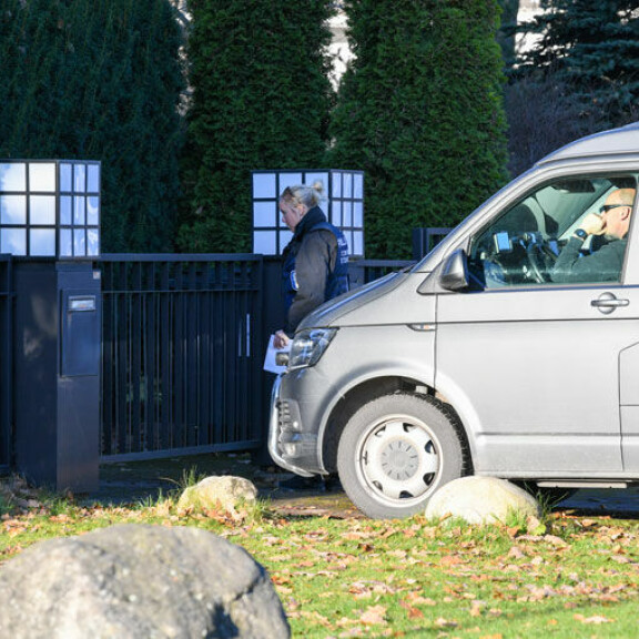 Poliisin tekninen tutkinta saapui paikalle sunnuntaiaamuna. Anne Bernerin kotitilan tulipalo.