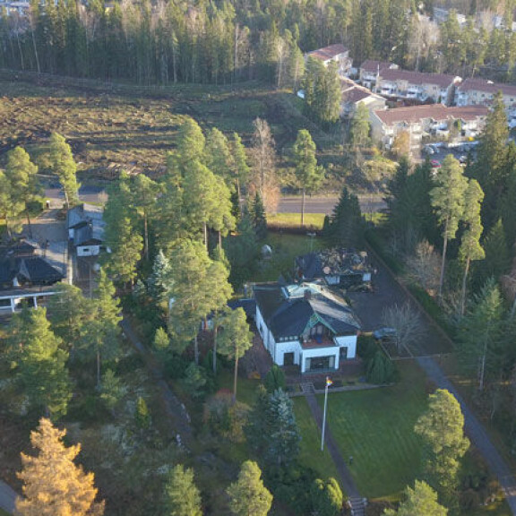 Tältä tilalla näytti sunnuntaiaamuna ilmasta käsin. Autotallirakennus koki tulipalossa mittavia vahinkoja, kuten Seiskan ilmakuvat osoittavat.