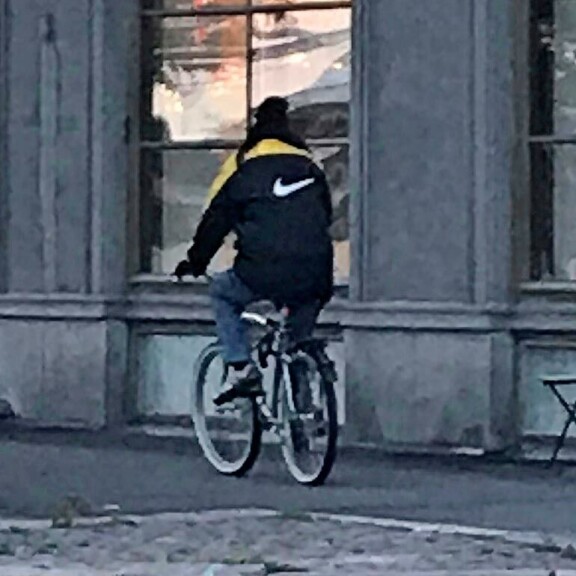 Viikon Kääk!-juorut: Vappu Pimiä pinkoi hiki hatussa, Anne Kukkohovi kailotti samppanjabaarissa! Sakke Järvenpää