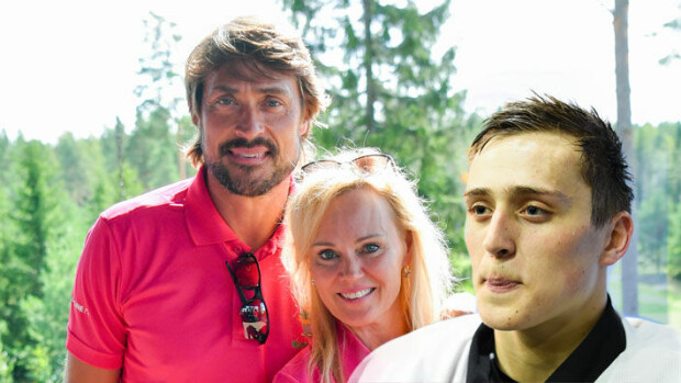 Onko tämä superkaunotar Eetu Selänteen uusi tyttöystävä?! Paljonkertova yhteiskuva hemaisevan blondin kanssa - Sirpa-äiti innostui täysin! teemu sirpa ja eetu selänne