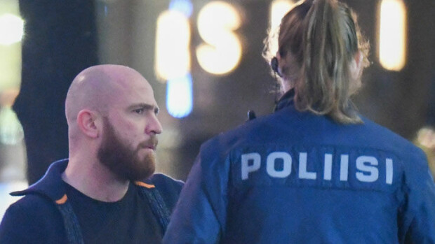 Poliisi talutti kohumaskikauppias Onni Sarmasteen ulos hotellista Helsingissä: meuhkasi ja pisti hanttiin – kuvat! Onni Sarmaste