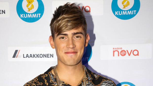 Oih, mitkä nappisilmät! Poppari Robin Packalen julkaisi söpön maskiselfien somessa: 'En kestä, miten ihanat silmät!' - katso kuva! Robin Packalen