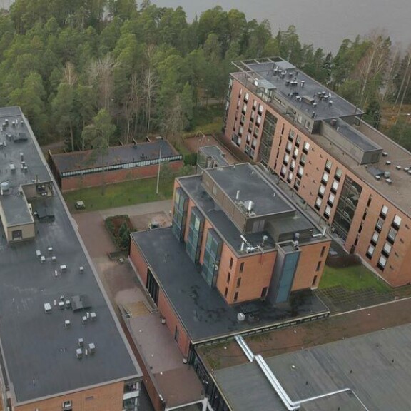 – Tämä on kuin amfiteatterin lehtereillä asuisi, muuan Stefun naapureista harmittelee. – Tämä on kuin amfiteatterin lehtereillä asuisi, muuan Stefun naapureista harmittelee.