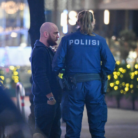 Poliisi talutti kohumaskikauppias Onni Sarmasteen ulos hotellista Helsingissä: meuhkasi ja pisti hanttiin – kuvat! Onni Sarmaste