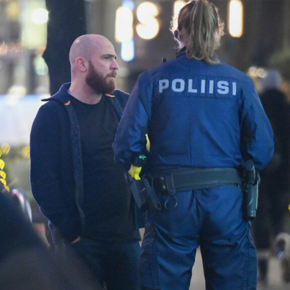 Poliisi talutti kohumaskikauppias Onni Sarmasteen ulos hotellista Helsingissä: meuhkasi ja pisti hanttiin – kuvat! Onni Sarmaste