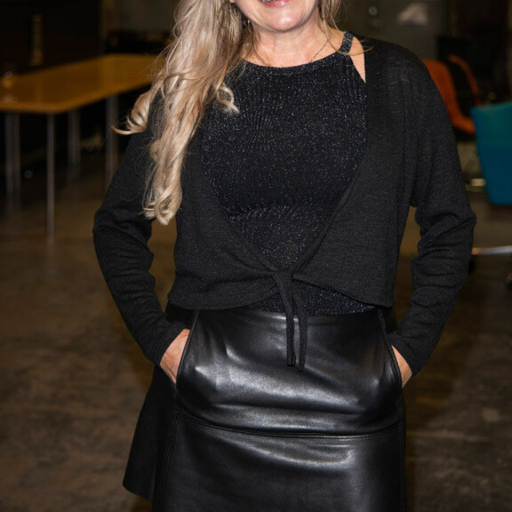 Susan Ruusunen edusti tyylikkäänä mustassa asukokonaisuudessa, jonka kruunasivat nahkahame ja verkkosukkahousut. Susan Ruusunen