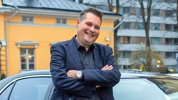 Jethro Rostedt rakastui uuteen Ferrariinsa – ”Kun polkaisin kaasua, moottorista kuului niin s****nanmoinen karjahdus!” Jethro Rostedt