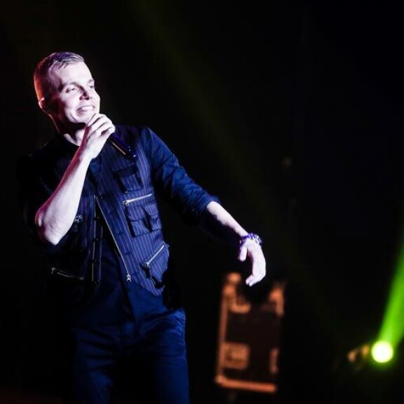 39-vuotias Ela aloitti tanssimisen 11-vuotiaana ja kirjoitti ensimmäisen kappaleensa 15-vuotiaana. Suomea hän on kiertänyt artistina 18-vuotiaasta alkaen. 39-vuotias Ela aloitti tanssimisen 11-vuotiaana ja kirjoitti ensimmäisen kappaleensa 15-vuotiaana. Suomea hän on kiertänyt artistina 18-vuotiaasta alkaen.