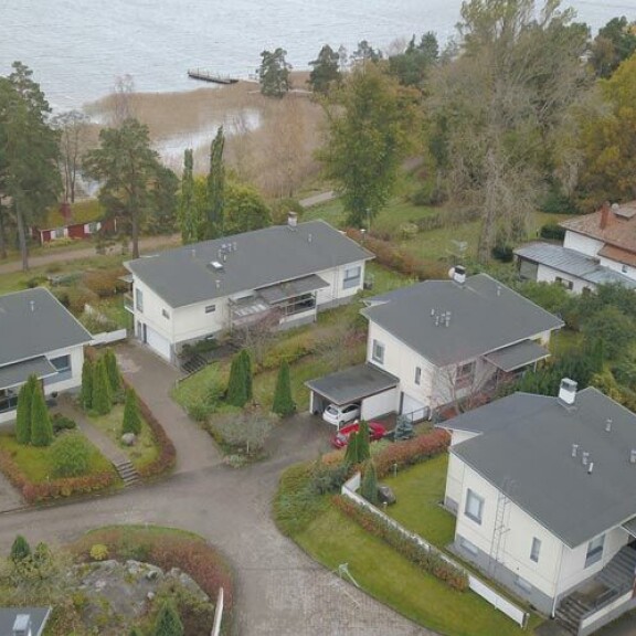 Jukan ja Chachin upea kaksikerroksinen ökylukaali sijaitsee aivan kivenheitön päästä merestä. Rannalla on laituripaikka veneelle. Jukan ja Chachin upea kaksikerroksinen ökylukaali sijaitsee aivan kivenheitön päästä merestä. Rannalla on laituripaikka veneelle.