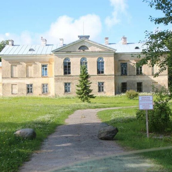 Palandereiden pääasiallisena kotina on komea maaseutukartano Virossa. Palandereiden pääasiallisena kotina on komea maaseutukartano Virossa.