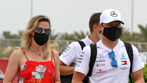Vau! Valtteri Bottaksen Tiffany-rakas käänsi päitä asuvalinnallaan Bahrainin F1-varikolla - kuvat! Valtteri Bottas ja Tiffany