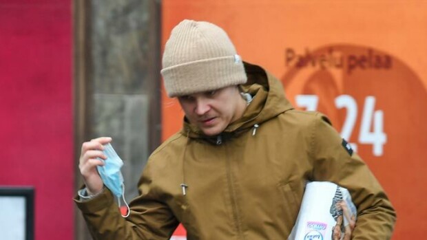 Paparazzikuvat julki! NHL-tähti Mikael Granlund taisteli koronamaskin kanssa kauppareissulla! Mikael Granlund