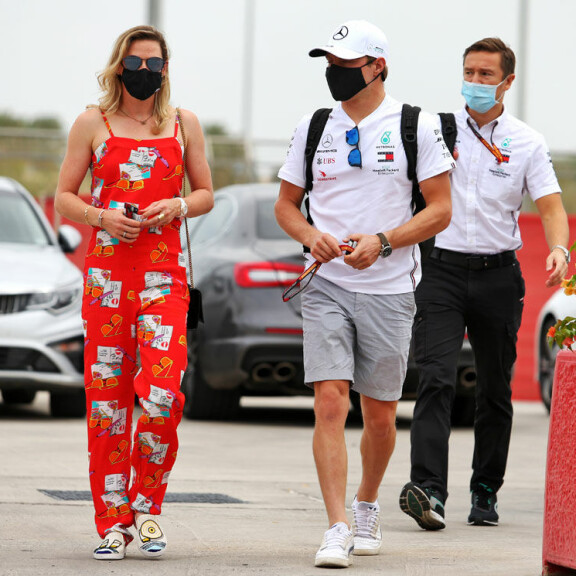 Vau! Valtteri Bottaksen Tiffany-rakas käänsi päitä asuvalinnallaan Bahrainin F1-varikolla - kuvat! Valtteri Bottas ja Tiffany Cromwell