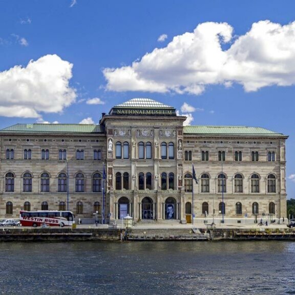 Rosvokopla iski 22.12.2000 Ruotsin kansallismuseoon Hollywood-tyyliin ja anasti kolme arvotaulua: yhden Rembrandtin ja kaksi Renoiria. Rosvokopla iski 22.12.2000 Ruotsin kansallismuseoon Holly- wood-tyyliin ja anasti kolme arvotaulua: yhden Rembrandtin ja kaksi Renoiria.