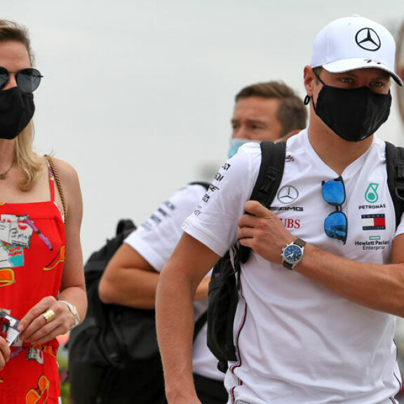 Vau! Valtteri Bottaksen Tiffany-rakas käänsi päitä asuvalinnallaan Bahrainin F1-varikolla - kuvat! Valtteri Bottas ja Tiffany Cromwell