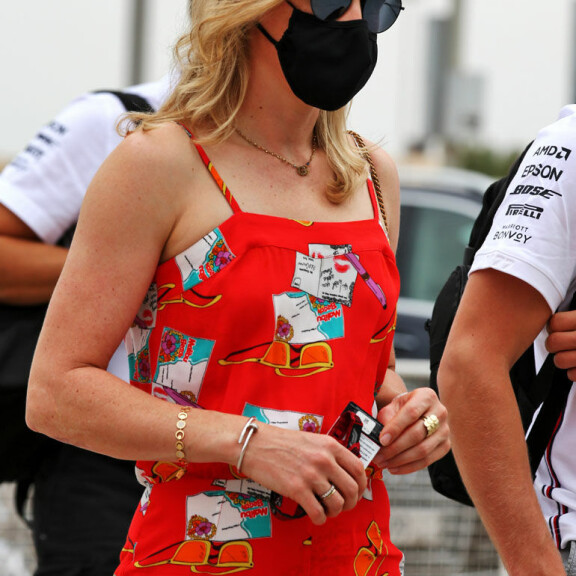 Tiffany käänsi päitä Bahrainin F1-varikolla. Tiffany käänsi päitä Bahrainin F1-varikolla