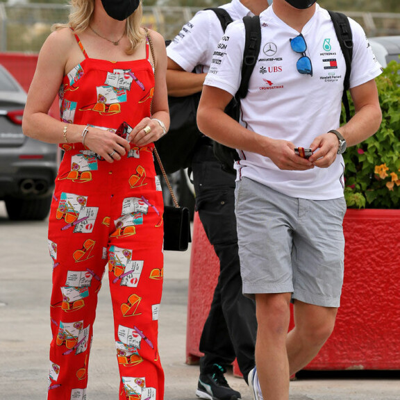 Vau! Valtteri Bottaksen Tiffany-rakas käänsi päitä asuvalinnallaan Bahrainin F1-varikolla - kuvat! Valtteri Bottas ja Tiffany Cromwell