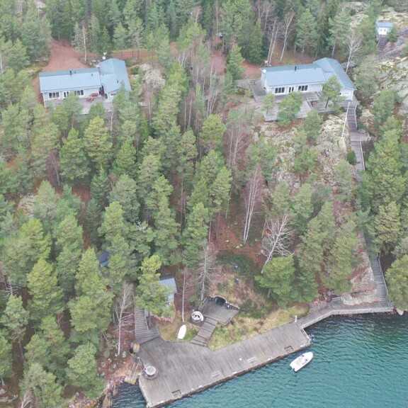 Ilmakuva paljastaa, että julkkiskolmikon hulppea huvilakokonaisuus on rakennettu jylhälle kalliotontille. Ilmakuva paljastaa, että julkkiskolmikon hulppea huvilakokonaisuus on rakennettu jylhälle kalliotontille.