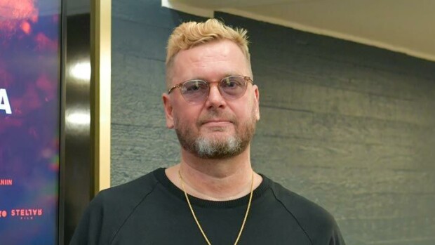 Tänne Omerta-elokuvan keskeyttänyt kohuohjaaja Antti Jokinen vetäytyi parantelemassa vointiaan – paikalla dramaattinen lähihistoria! Katso kuva! ANtti Jokinen