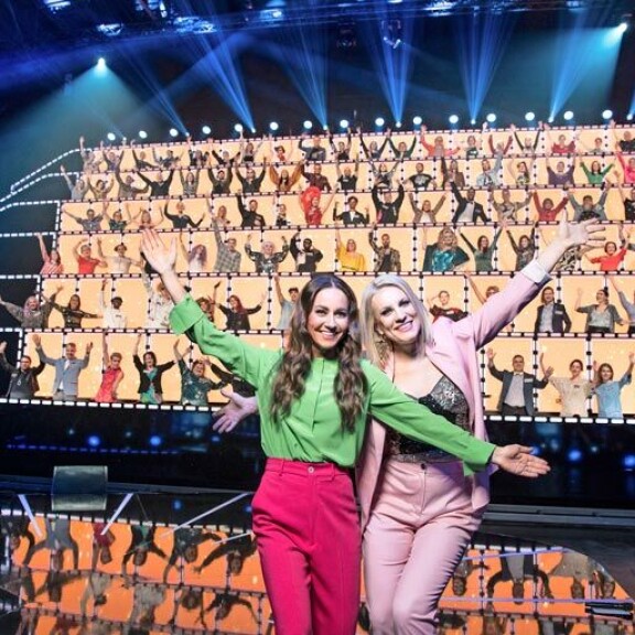 Laulaja on ilahduttanut suomalaisia syksyllä tv-ruuduissa, sillä hän on Nelosen All Together Now Suomi -ohjelmassa satasen kapteenina. Juontajana on Jaana Pelkonen. Laulaja on ilahduttanut suomalaisia syksyllä tv-ruuduissa, sillä hän on Nelosen All Together Now Suomi -ohjelmassa satasen kapteenina. Juontajana on Jaana Pelkonen.