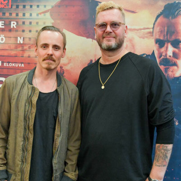 Omerta 6/12 -elokuvan pääroolin näyttelijä ja entinen ohjaaja lehdistötilaisuudessa vierekkäin.; Jasper pääkkönen ja Antti J Jokinen