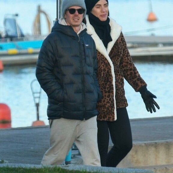 Jasper on vienyt Alexandra-rakkansa tutustumaan Airiston merellisiin maisemiin. Jasper on vienyt Alexandra-rakkansa tutustumaan Airiston merellisiin maisemiin.