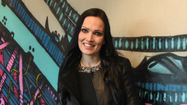 Tarja Turunen rentoutuu miljoonalukaalissaan imurinvarressa: En edes tiedä, montako neliötä kodissamme on! Tarja Turunen