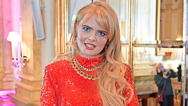 No nyt! Erika Vikman pohtii antoisasti haarat auki: 'Miltä näyttää syntisten joulupöytä!?!?' - 'Entä pipari?' Erika Vikman