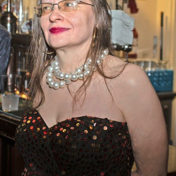 Takahuoneesta kuului hurja meteli, kun Markus ja Heidi kiistelivät rohkaisuryypyn tarpeellisuudesta. Heidi-kihlattu vei voiton. Takahuoneesta kuului hurja meteli, kun Markus ja Heidi kiistelivät rohkaisuryypyn tarpeellisuudesta. Heidi-kihlattu vei voiton.