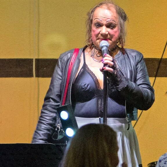 Rymy-Eetu on Romulle entuudestaan tuttu paikka. – Olen käynyt täällä Seiskan synttäreillä. Silloin nousin lavalle haistateltavaksi. En olisi arvannut, että joskus vielä joikhaisin tällä samalla lavalla! Rymy-Eetu on Romulle entuudestaan tuttu paikka. – Olen käynyt täällä Seiskan synttäreillä. Silloin nousin lavalle haistateltavaksi. En olisi arvannut, että joskus vielä joikhaisin tällä samalla lavalla!