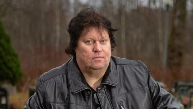 Timo Tolkki muistelee Seiskalle lapsuutensa hirveintä päivää – hevilegenda vieraili traagisesti kuolleen isän haudalla Timo Tolkki