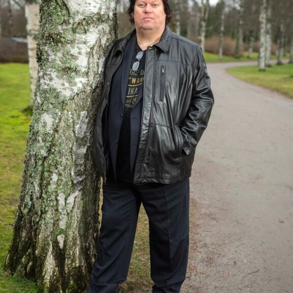 Timo sairastui aikuisena masennukseen. – Makasin sängyllä verhot kiinni puoli vuotta. Välillä raotin niitä, katselin pihlajaa ja suljin ne taas. En pystynyt käymään edes kaupassa, koska pelkäsin, Timo muistelee. Timo sairastui aikuisena masennukseen. – Makasin sängyllä verhot kiinni puoli vuotta. Välillä raotin niitä, katselin pihlajaa ja suljin ne taas. En pystynyt käymään edes kaupassa, koska pelkäsin, Timo muistelee.